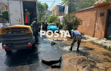 Sufren dos días con mega fuga de agua vecinos de Martín Carrera