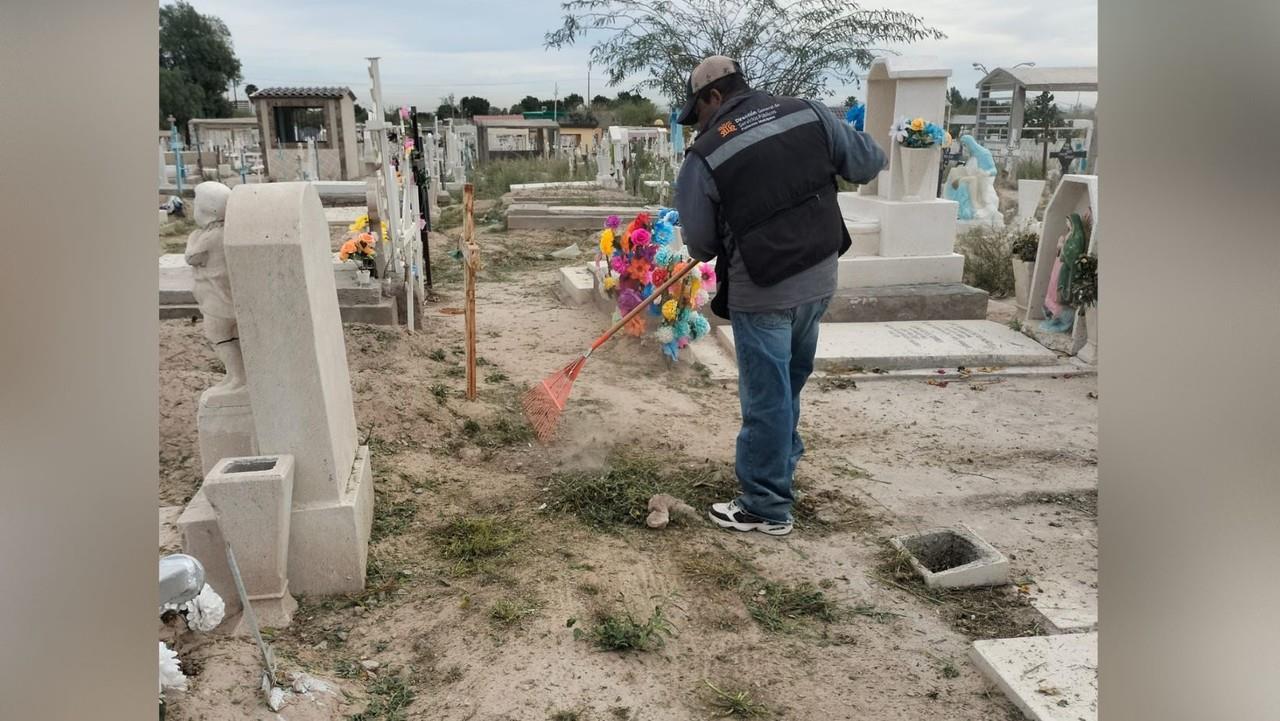 El panteón recibe mantenimiento diario con la limpieza y pintura de señalética. (Fotografía: Gobierno de Torreón)