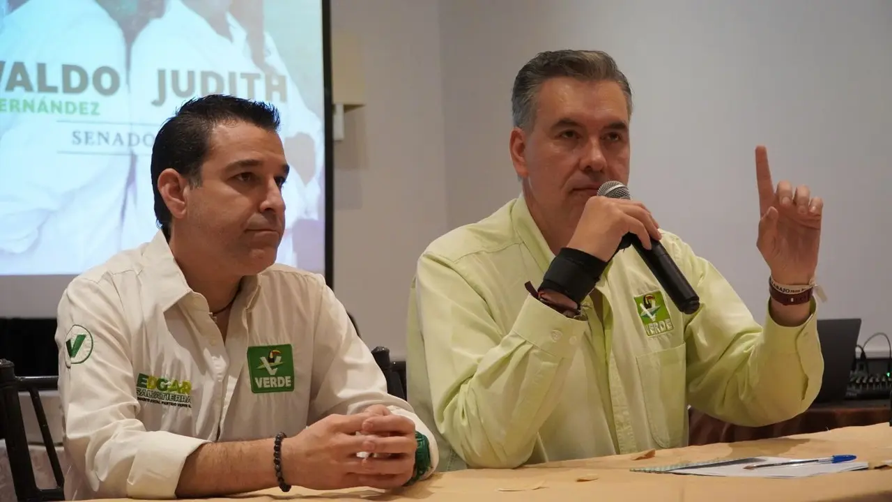 El candidato al senado, Waldo Fernández, presentó la iniciativa “Seguros Médicos Justos”. Foto. Armando Galicia