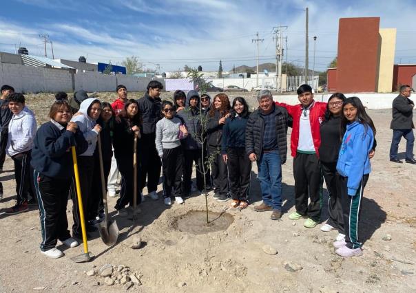 Realizan estudiantes reforestación en Planteles Escolares