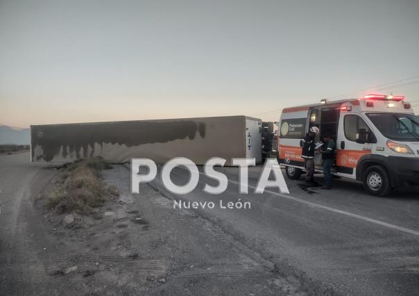 Cierran carretera Monclova tras volcadura de tráiler