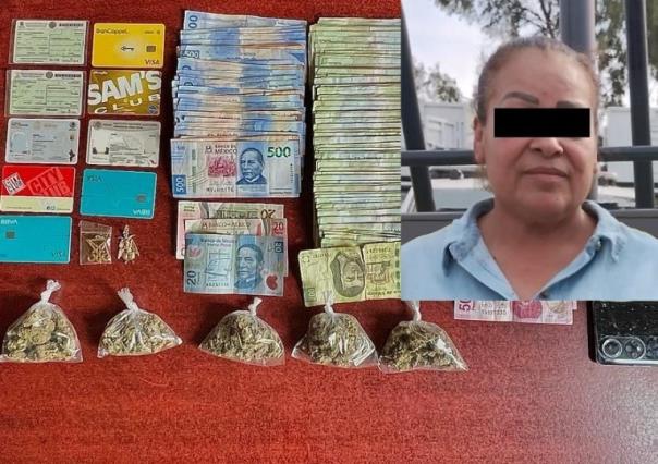 Detienen a mujer con 87 mil pesos frente al Mercado Juárez