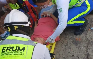 Camión jaló cables y tiró marquesina, una mujer resultó herida