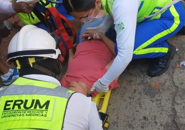 Camión jaló cables y tiró marquesina, una mujer resultó herida