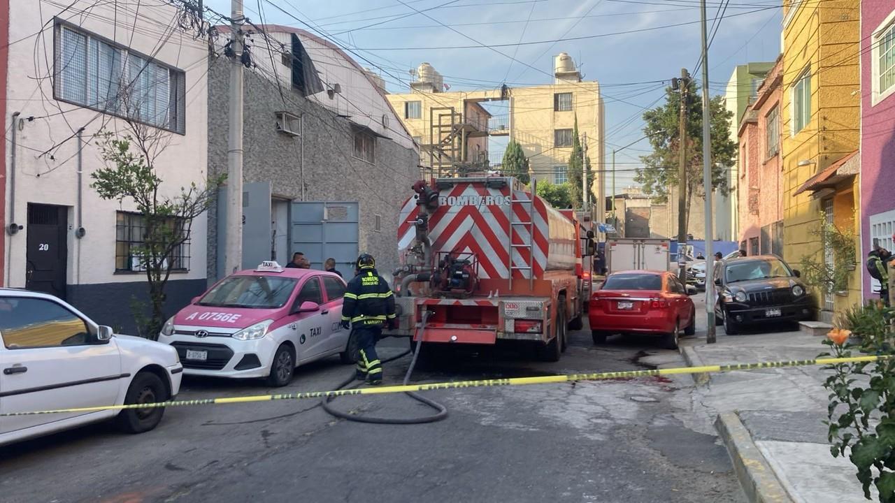 Arde bodega de pinturas en Gustavo A.Madero, hay tres heridos