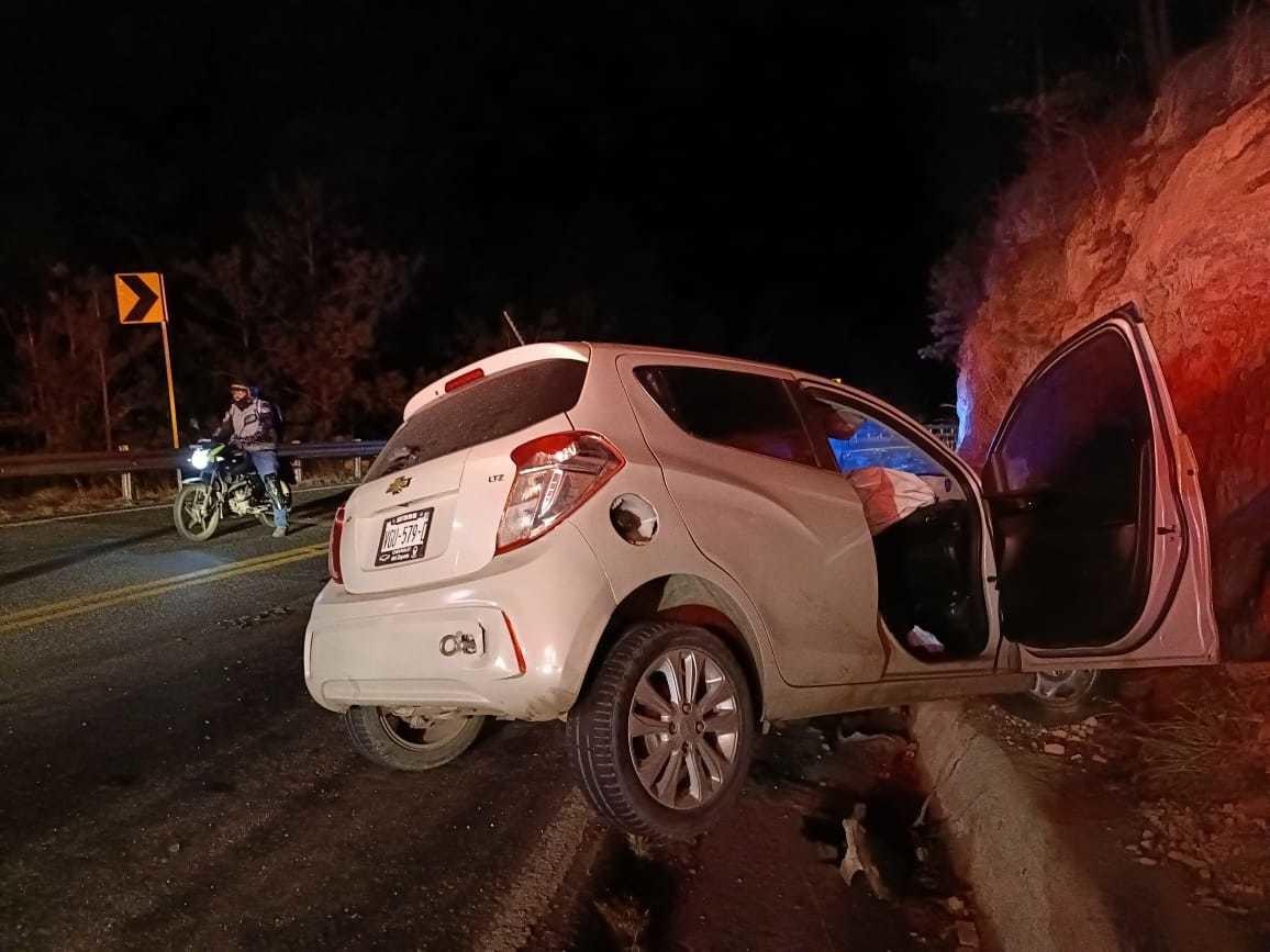 Dos personas resultaron lesionadas en un choque de frente presentado en la carretera Durango - Mazatlán. Foto: Especial.