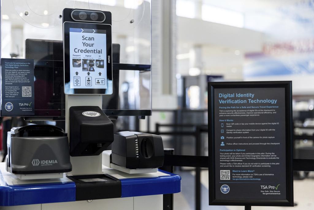 La nueva tecnología de reconocimiento facial de la Administración de Seguridad en el Transporte en un puesto de control del Aeropuerto Internacional de Baltimore-Washington, el 26 de abril de 2023, en Glen Burnie, Maryland. (AP Foto/Julia Nikhinson, Archiv