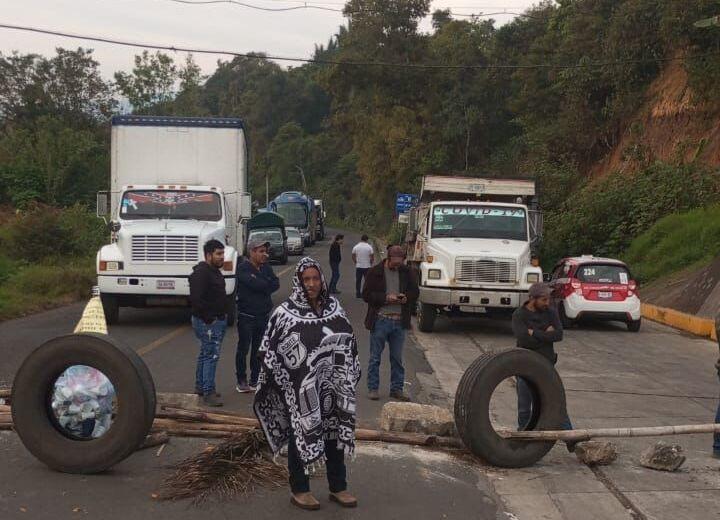 Habitantes de Totutla y Huatusco han mantenido bloqueos intermitentes en demanda del cumplimiento del arreglo de la carretera federal. Foto: Especial