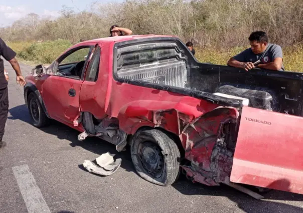 Hombre herido tras choque: Camioneta estacionada golpeada por tractocamión en Mérida