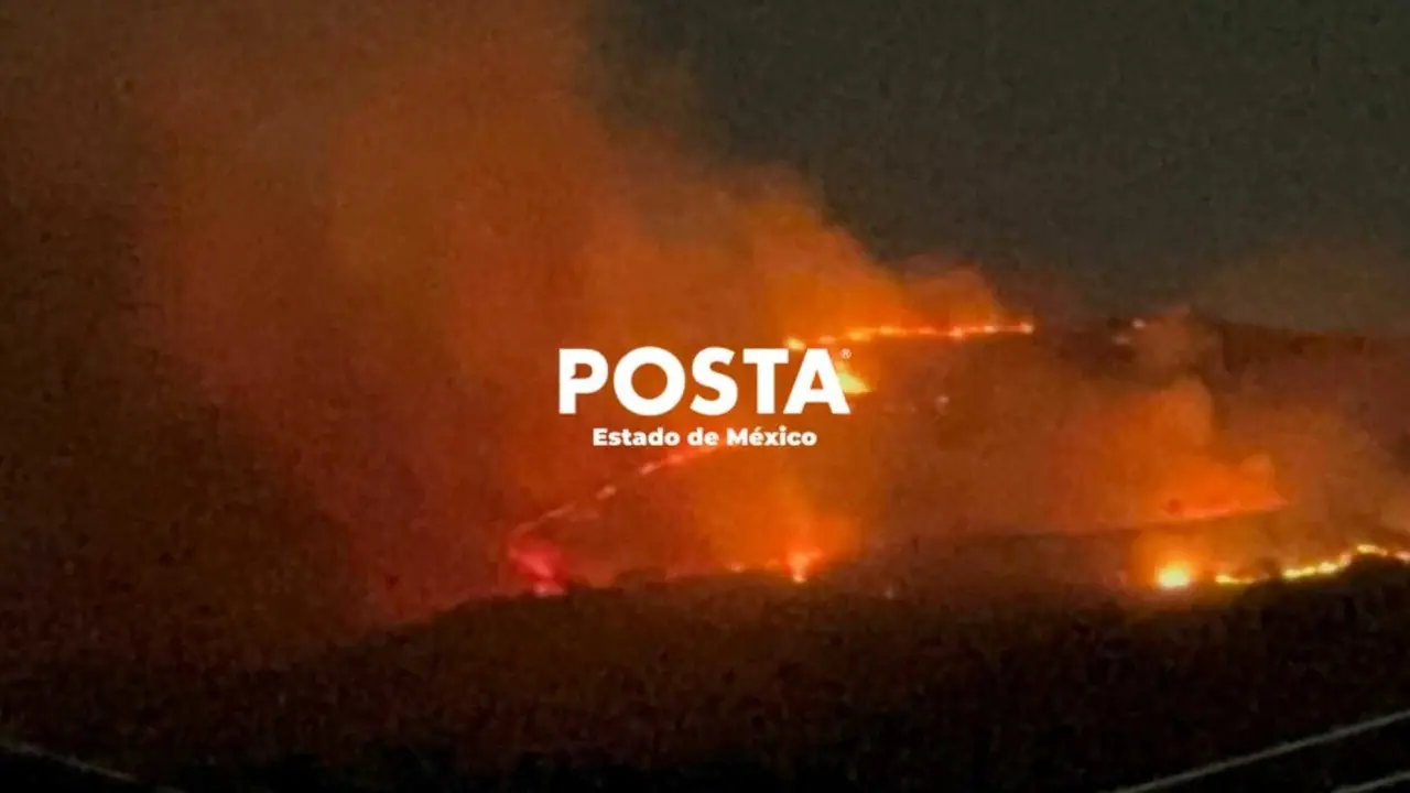 El incendio forestal en la Sierra de Guadalupe se complica para los bomberos por el viento y el difícil acceso para llegar al lugar de fuego. Foto: Fernando Cruz