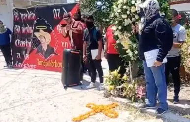 Madre de normalista asesinado exige renuncia de secretarios de Guerrero