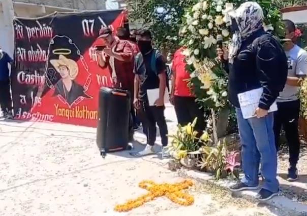 Madre de normalista asesinado exige renuncia de secretarios de Guerrero