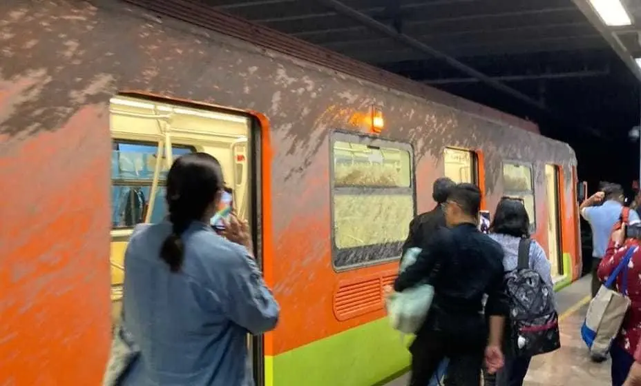 Batres culpa al cártel inmobiliario por caída de cemento sobre tren de Línea 12. (FOTO: @_nataliave)