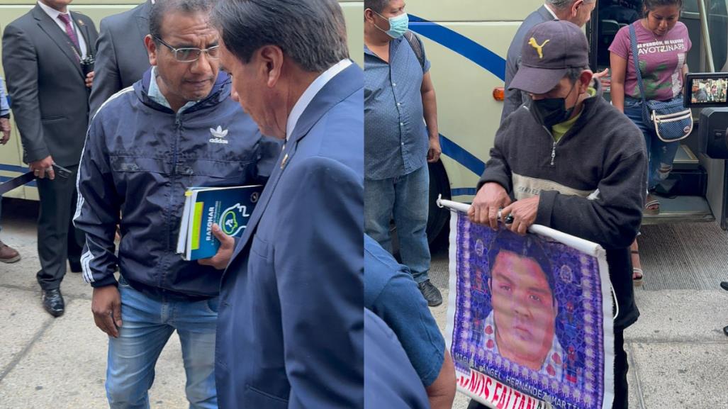 Llegan padres y normalistas de Ayotzinapa al Senado de la República