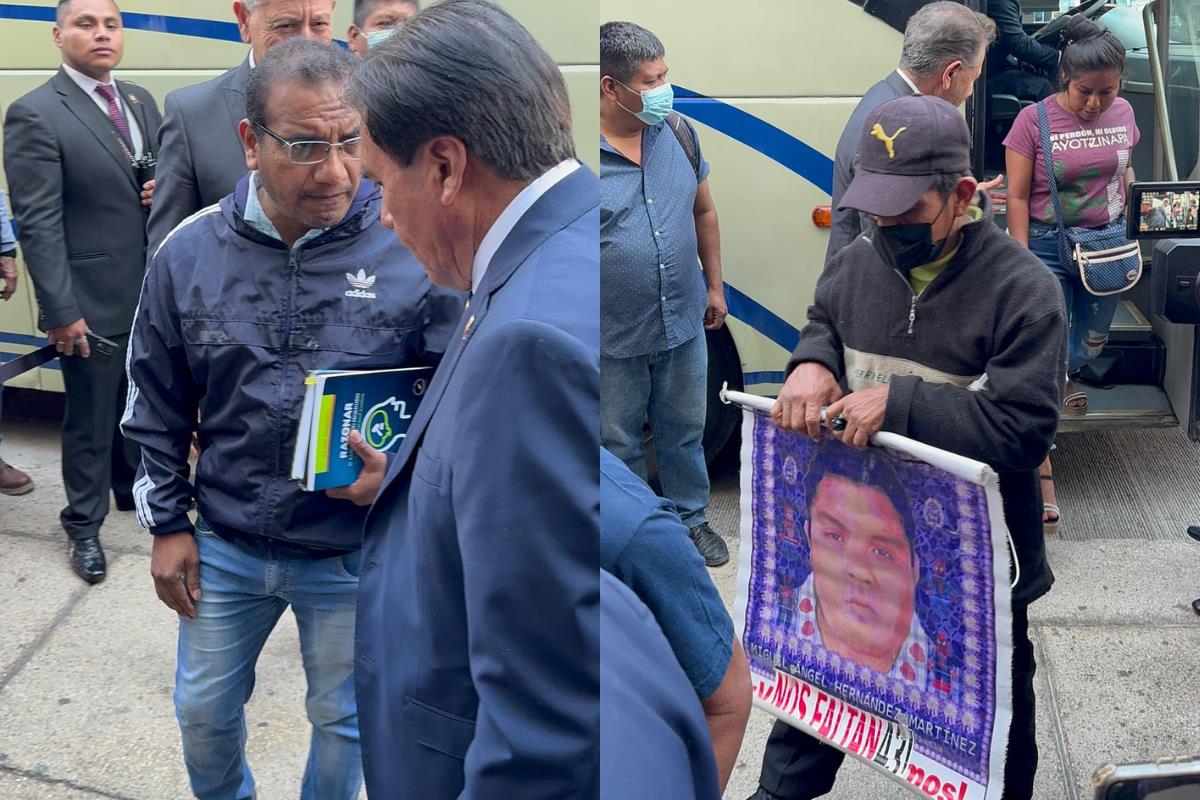 Llegan padres y normalistas de Ayotzinapa al Senado de la República. Foto: Ramón Ramírez