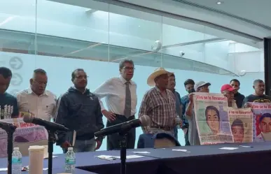 Familiares de los 43 de Ayotzinapa se reúnen con Monreal en el Senado