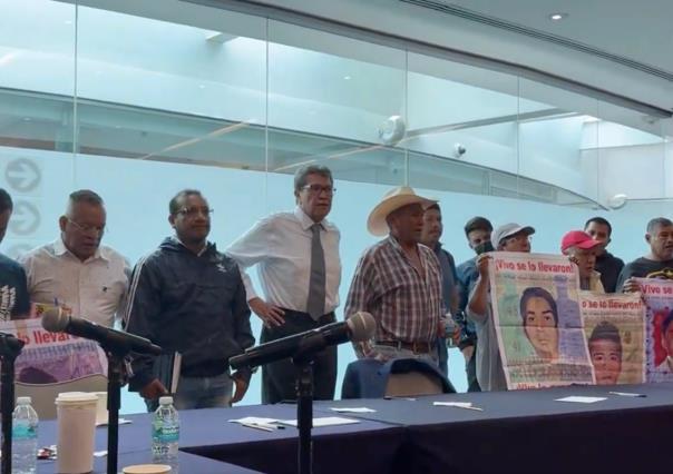 Familiares de los 43 de Ayotzinapa se reúnen con Monreal en el Senado