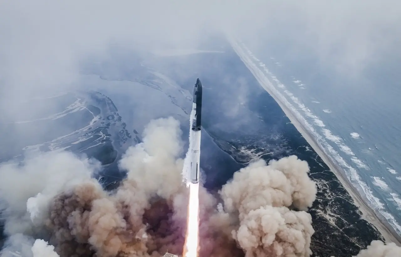 El crítico despegue, que se llevó a cabo pasadas las 8:20 horas. Foto: X @elonmusk.