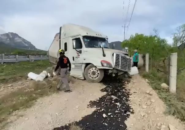 Choca tracto camión en la carretera Monterrey-Saltillo