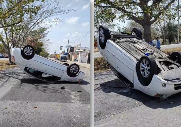 Termina volcado en calles de Tixcacal tras chocar con un auto estacionado