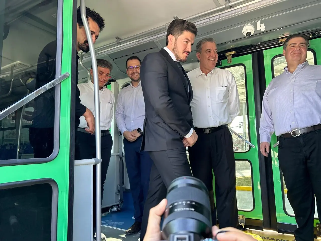 El gobernador de Nuevo León, Samuel García Sepúlveda,  destacó que los 21 camiones del Transmetro eléctricos son modelo Torino y fueron ensamblados por Marcopolo en la entidad. Foto: Rosy Sandoval