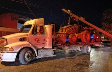 Incidente en colonia de Mérida: Camión con tractor derriba poste de Telmex