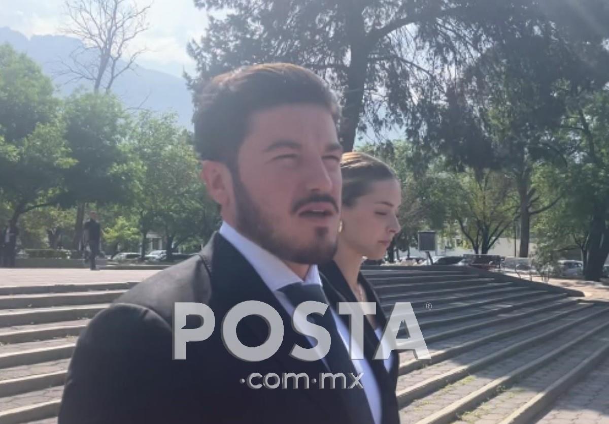 El gobernador de Nuevo León, Samuel García, manifestó sus condolencias a Luis Donaldo Colosio Riojas, por la muerte de su tía y madre adoptiva Hilda Elisa Riojas Reyes. Foto: Armando Galicia