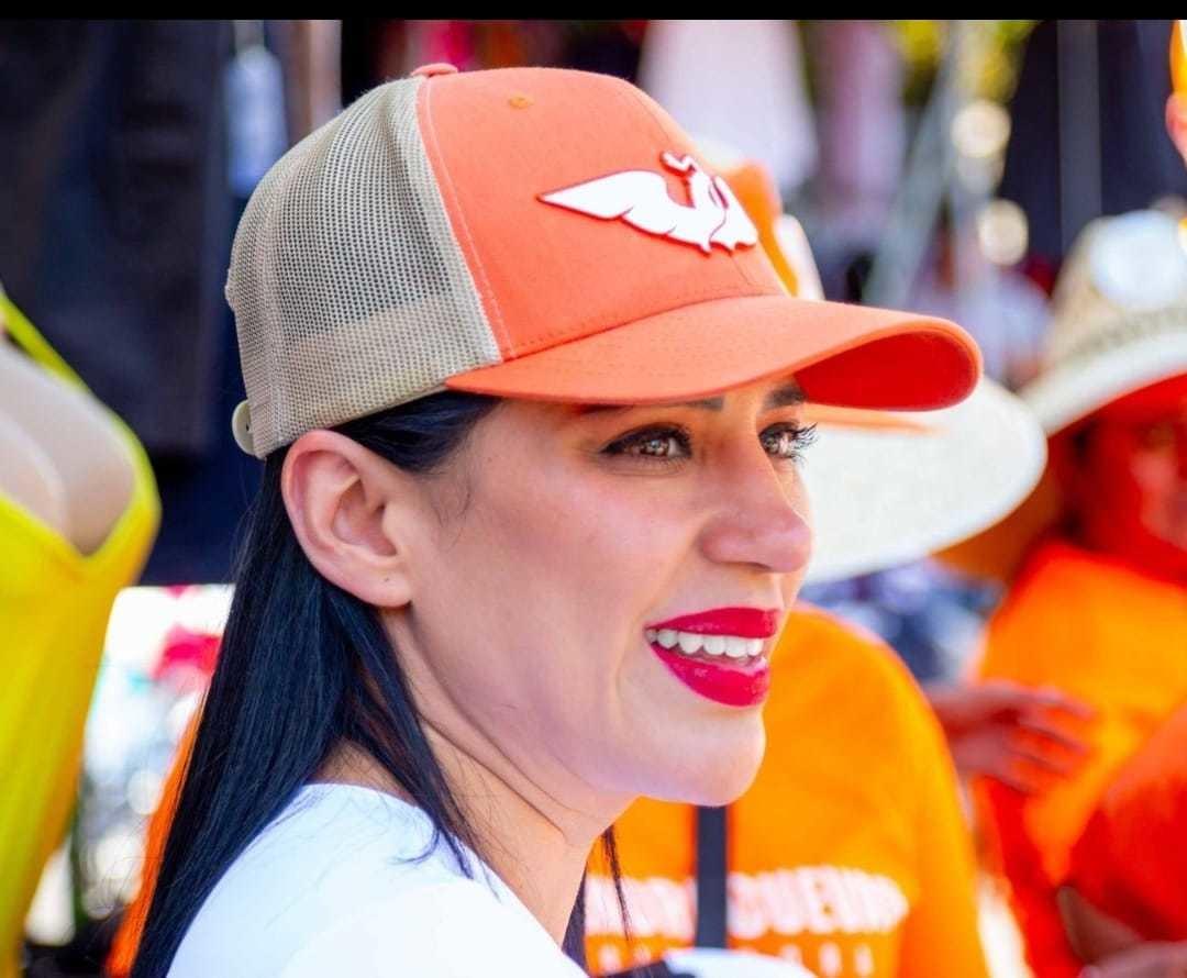 Al menos tres mujeres que forman parte del equipo de Sandra Cuevas, interceptan a la señora de la tercera edad. (FOTO: @SandraCuevas_)