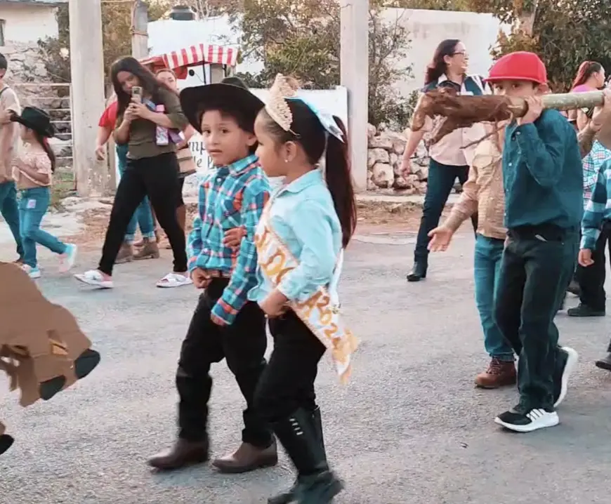 La fiesta del pueblo se hizo presente en una escuela de Tahmek donde niños de nivel preescolar participaron en una actividad en la que representaron a toreros, músicos, ganaderos, vendedores de chicharrón.- Foto de Héctor Guarepo