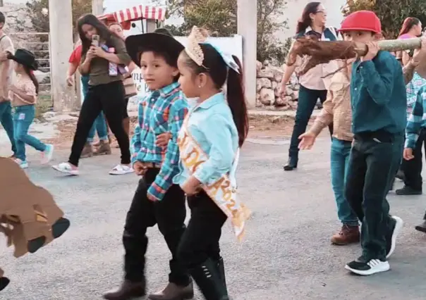 Niños representan la tradicional corrida de toros en Tahmek