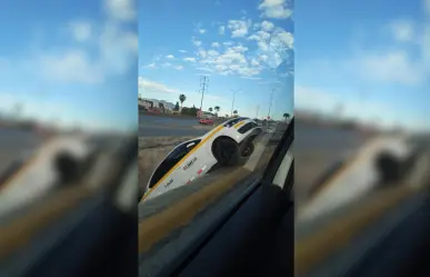 Taxista abandona su unidad en canal a la entrada de la Colonia Morelos