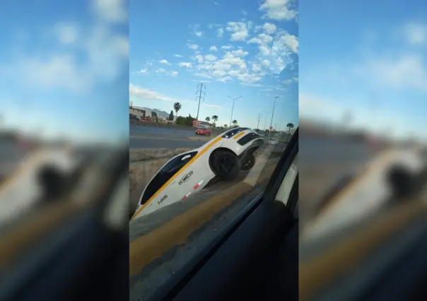 Taxista abandona su unidad en canal a la entrada de la Colonia Morelos