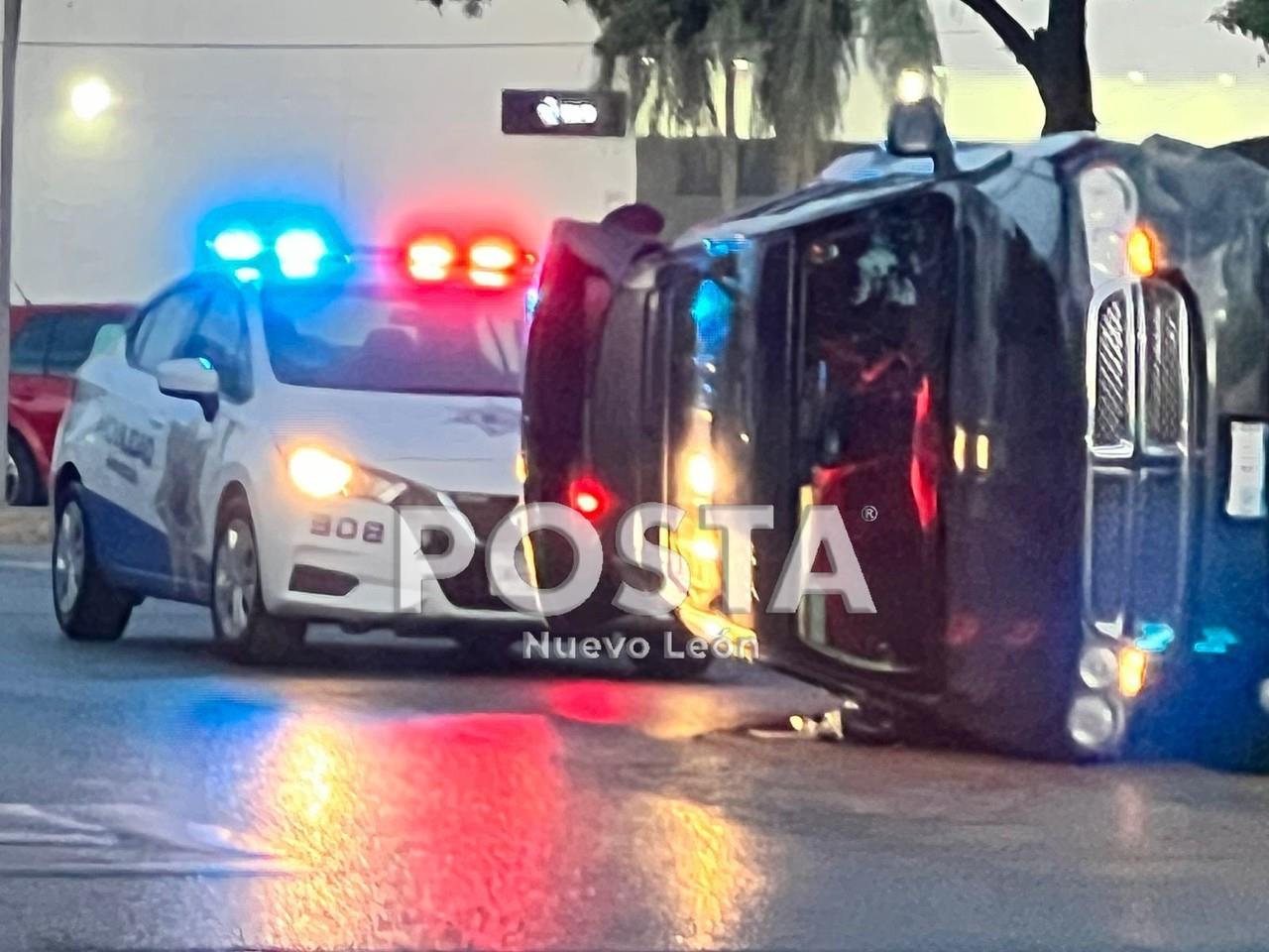 Aparentemente la pareja toma la curva exceso de velocidad, golpea el muro de concreto y terminan volcados. Foto: Raymundo Elizalde.