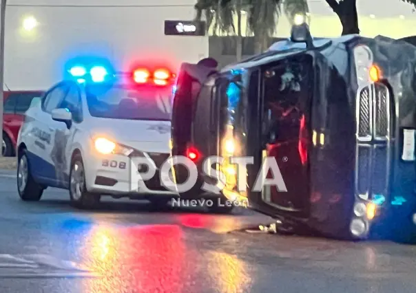 Vuelca pareja en San Nicolás de los Garza