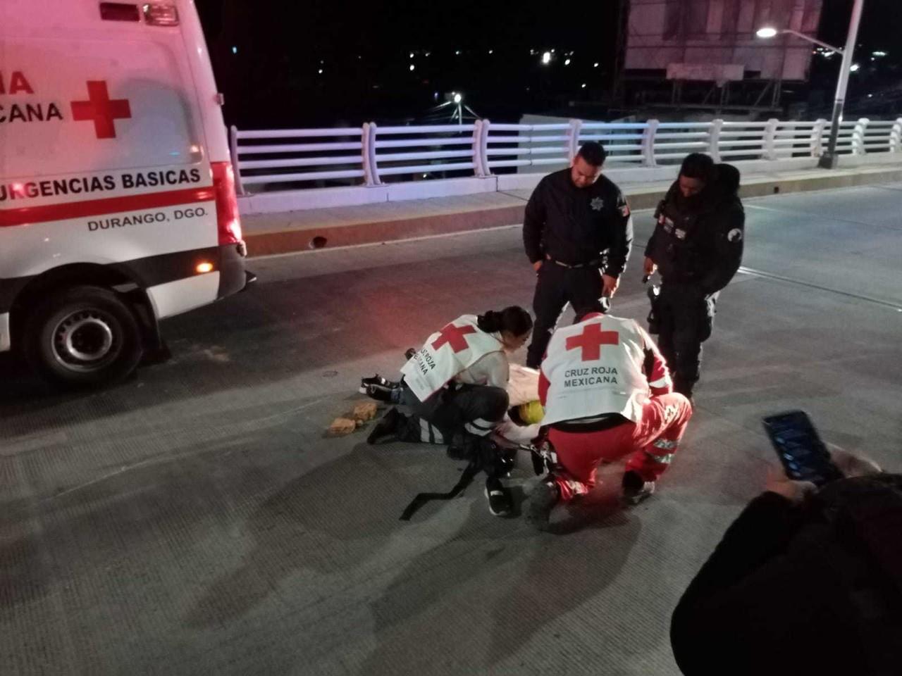Un moticiclista chocó por alcance con una camioneta que transportaba ladrillo, y murió al instante. Foto: Especial.