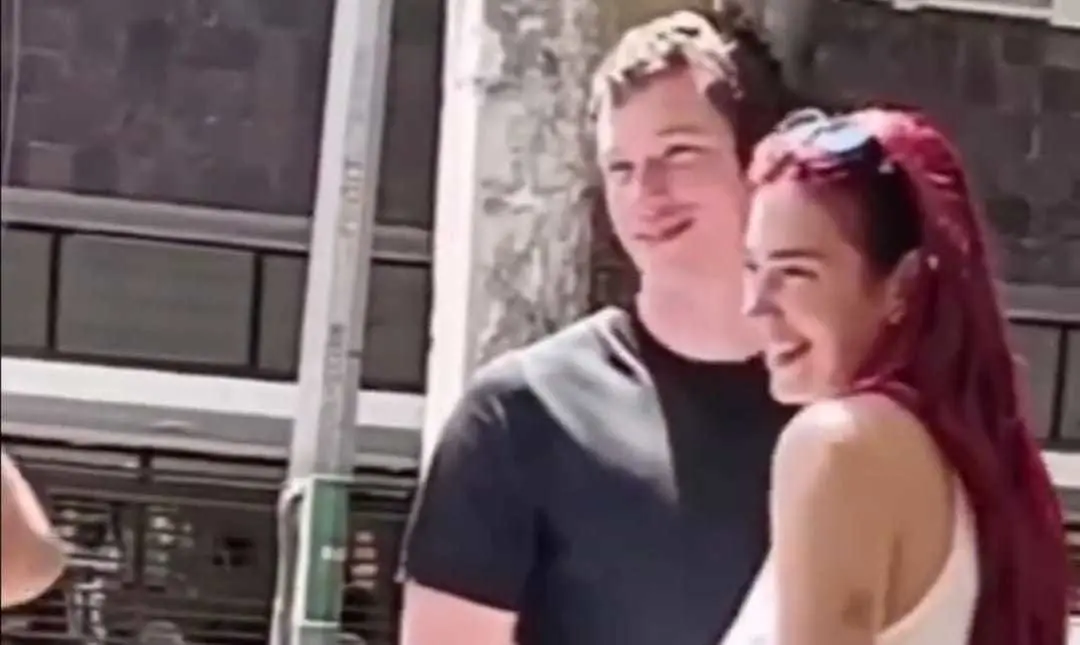 Dua Lipa y Callum Turner llevan saliendo unos meses. Foto: Captura de video