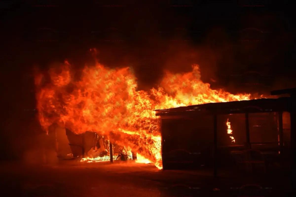 Presuntamente un corto circuito provocó el incendio. Foto: Ignacio Aceves.