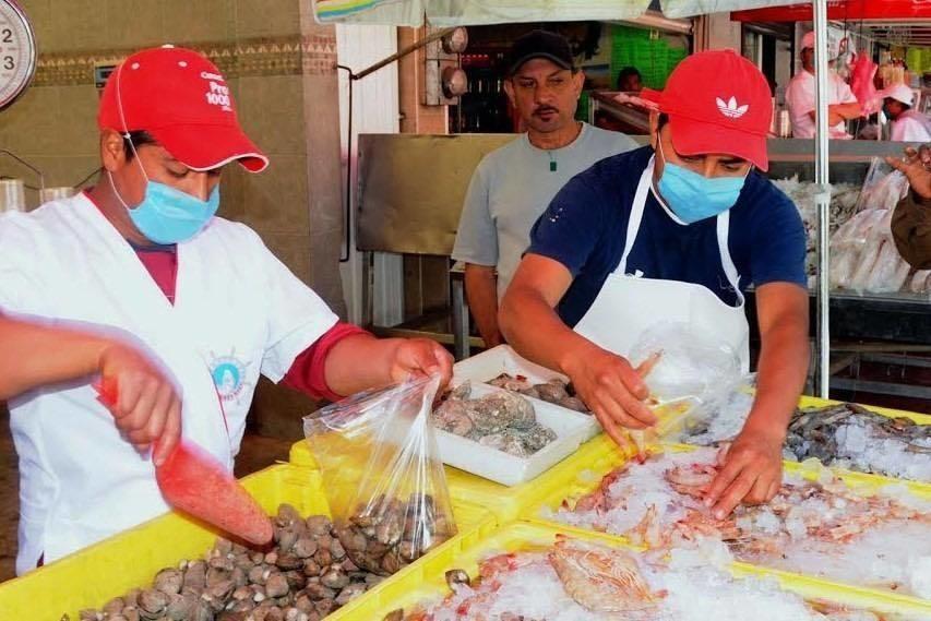 Las autoridades de salud mexiquense hacen pruebas en laboratorio para verificar el buen estado de los alimentos. Foto: Sria de Salud Edoméx