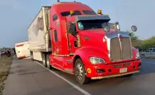 Vuelca tractocamión en Tula; lugareños intentan rapiñar la carga