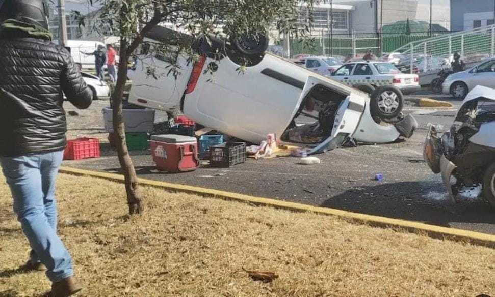 Caos Vial en Boulevard Aeropuerto por brutal carambola. Foto: Especial