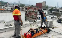 Rescatan a hombre de 40 años tras descarga eléctrica en Monterrey