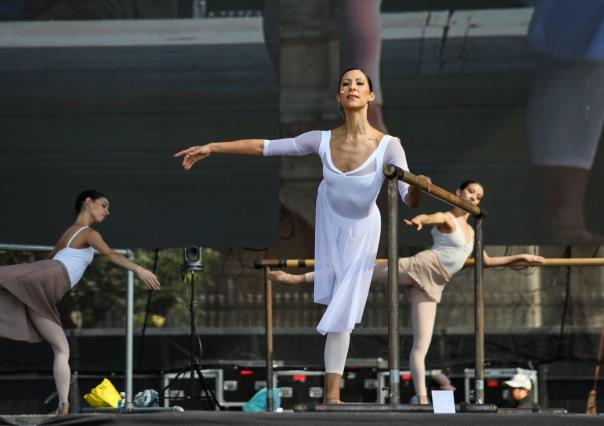 Escenario de sueños, Zócalo de CDMX, baila al ritmo de ballet con Elisa Carrillo