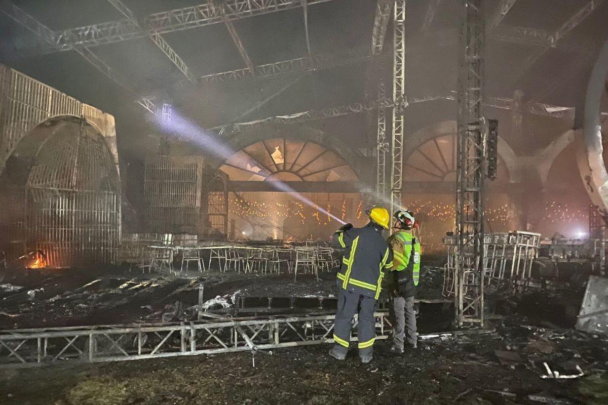 Una carpa ardió sin control dentro del salón de eventos, reportándose 25 personas atendidas y 5 hospitalizados. Foto: X @NewsSanmiguel