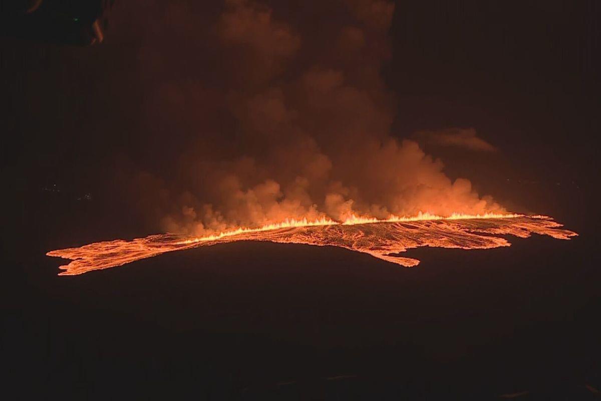 A pesar de la magnitud de la erupción, el aeropuerto internacional de Keflavik y otros terminales aéreos regionales no se han visto afectados. Foto: X @RUVfrettir