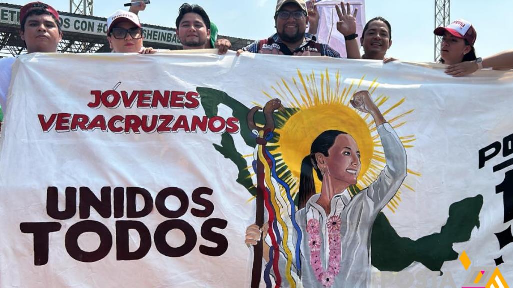 Arte en las campañas; joven recibe a Sheinbaum con manta pintada a mano