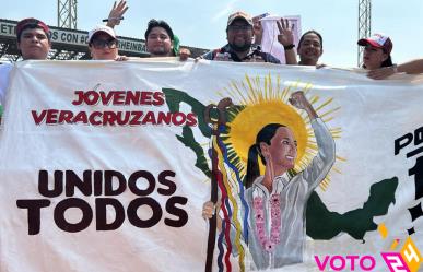 Arte en las campañas; joven recibe a Sheinbaum con manta pintada a mano