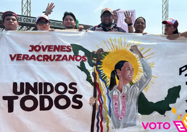 Arte en las campañas; joven recibe a Sheinbaum con manta pintada a mano