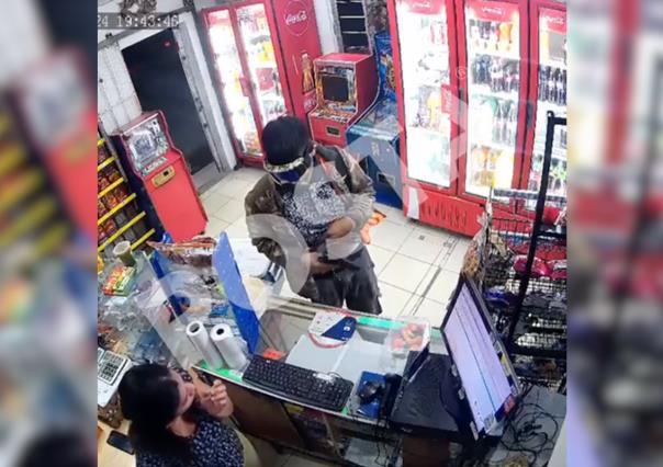 VIDEO: Se enfrenta con hombre armado y frustra robo en la tiendita de la esquina