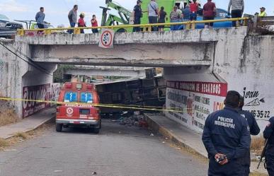 Autobús vuelca en la México-Pirámides: 3 muertos y varios heridos