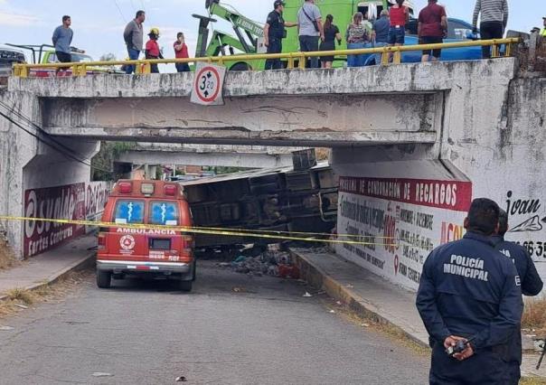 Autobús vuelca en la México-Pirámides: 3 muertos y varios heridos